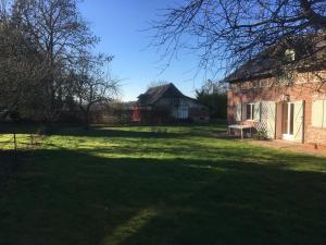 une vieille maison en briques avec un banc dans la cour dans l'établissement LA POMMERAIE, à Bosc-Bénard-Commin