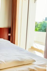 Кровать или кровати в номере Douangpraseuth Hotel