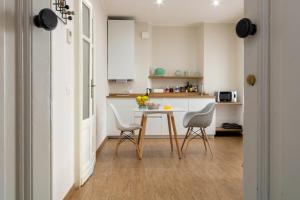 A kitchen or kitchenette at Aqualago casa vacanze apartment C