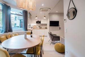 een eetkamer en een keuken met een tafel en stoelen bij SUITE APOLLINAIRE : au cœur de la Rive Gauche, neuf, design, 2/4 personnes in Parijs
