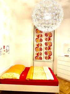 1 dormitorio con cama y lámpara de araña en Apartment opera 1 en Viena