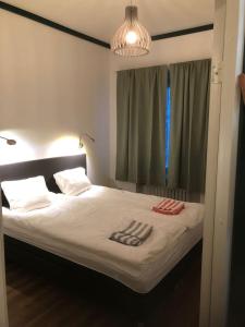 ein Schlafzimmer mit einem Bett mit zwei Handtüchern darauf in der Unterkunft Jakobstad Pietarsaari city center apartment 55m2 in Pietarsaari