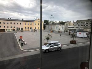 Jakobstad Pietarsaari city center apartment 55m2 في بيتار ساري: سيارة متوقفة على شارع في موقف سيارات