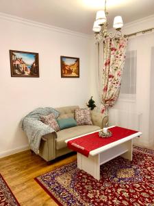 ein Wohnzimmer mit einem Sofa und einem Tisch in der Unterkunft A&C Hotel Rooms - Up in the Sky in Oradea