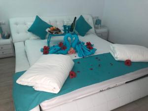 een bed met twee kussens en een tafel erop bij Venus Star Resort - FKK Nudist Swingers - Only Couples in Maspalomas