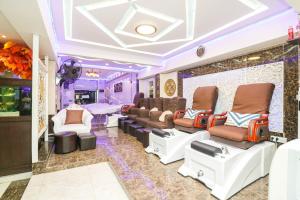 a salon with chairs and a waiting room at Natural Beach Hotel Pattaya in Pattaya