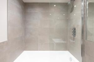 Un baño con ducha con puerta de cristal en Hampden Apartments - The Diana, en Windsor 9 fotos más