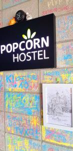 une pancarte sur un mur avec graffiti dans l'établissement Busan Popcorn Hostel, à Busan