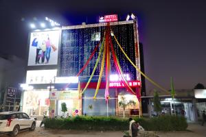 un bâtiment avec un écran de christmas devant lui dans l'établissement HOTEL STAR INN, à Jaipur