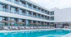 an image of a hotel with a swimming pool at Hotel Verde Mar & SPA in Ribeira Grande