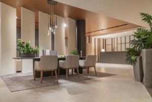 a dining room with a table and chairs at Hotel Verde Mar & SPA in Ribeira Grande