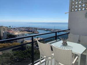 マルベーリャにあるSkol 927A - beachfront central luxury penthouseの海を望むバルコニー(テーブル、椅子付)