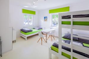 a bedroom with two bunk beds and a desk at SecondHome Stuttgart - Very nice and modern apartment near historic city centre at Olgastr 20 in Esslingen am Neckar in Esslingen