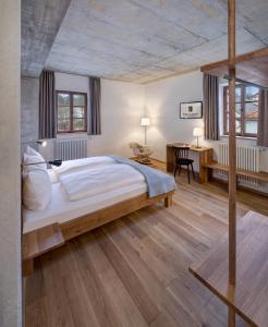 een slaapkamer met een groot bed en een bureau bij Hotel Röhrl in Sinzing