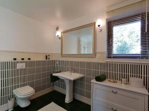 a bathroom with a sink and a toilet and a mirror at Dom Lachy Dolne in Brenna