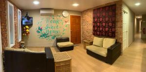 un soggiorno con divano, sedie e parete di Hotel Rasa Sayang Artisan Inn Jelebu a Kampong Seperi