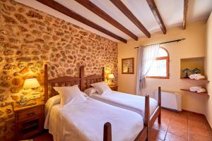 Rúm í herbergi á Agroturismo Es Quatre Cantons