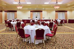 uma sala de banquetes com mesas, cadeiras e lustres em Holiday Inn & Suites Clearwater Beach, an IHG Hotel em Clearwater Beach