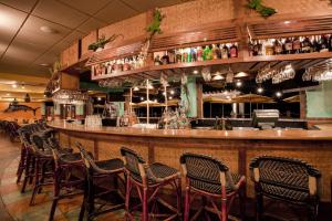 - un bar avec un bouquet de chaises dans l'établissement Holiday Inn & Suites Clearwater Beach, an IHG Hotel, à Clearwater Beach