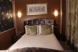 Postel nebo postele na pokoji v ubytování Cheshire Hotel Central London
