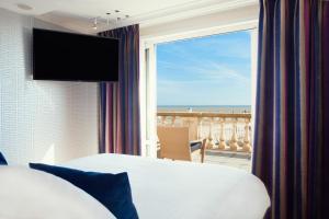 a hotel room with a view of the ocean at Hotel Van Oranje in Noordwijk aan Zee
