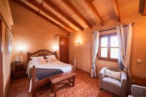 Rúm í herbergi á Agroturismo Es Quatre Cantons
