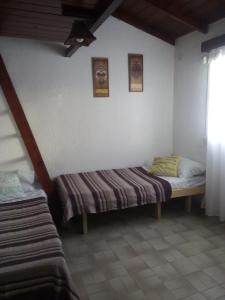 Habitación con cama en la esquina de una habitación en Casa Mar de Cobo en Mar de Cobo