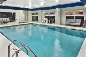 uma grande piscina com água azul em Holiday Inn Augusta West I-20, an IHG Hotel em Augusta