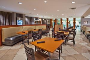 מסעדה או מקום אחר לאכול בו ב-Holiday Inn Augusta West I-20, an IHG Hotel