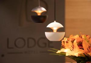 un grupo de luces colgando sobre un jarrón de flores en B-Lodge Boutique Hôtel, en Louvain-la-Neuve