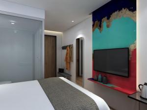 Happy Dragon Alley Hotel-In the city center close to the subway&free coffe laundry Fluent English speaking,Tourist attractions ticket service&food recommendation,Near Tian Anmen Forbiddencity,Near Lama temple,Easy access to the airport的电视和/或娱乐中心