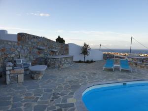 patio con piscina e sedie blu di Villa Livana Naxos a Kastraki