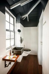 a bathroom with a sink and a bath tub at Boutique Hotel Peperpot in Meerzorg