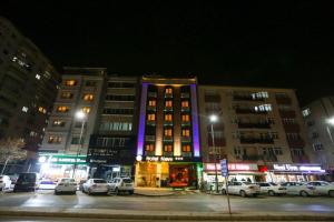 un edificio con luces púrpuras en el lateral. en SİVAS HOTEL NEVV en Sivas