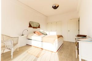 a bedroom with a bed and a desk at Espectacular apartamento na praia a 20 min de Lisboa in Costa da Caparica