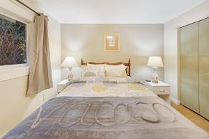 sypialnia z dużym łóżkiem i 2 lampami w obiekcie Sakina’s Paradise Three w mieście Newport