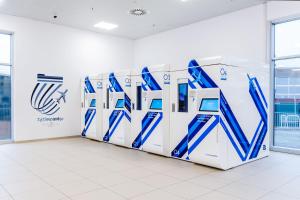 una pared con signos azules y blancos en una habitación en Resting Pods - ZzzleepandGo VCE Venice Airport en Tessera