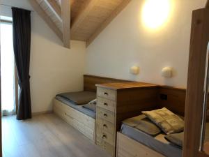 - une chambre avec 2 lits superposés et un bureau dans l'établissement Appartamenti Clelia, à Pellizzano