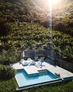 una piscina in mezzo a un giardino con una montagna di Hacienda El Socorro a Los Realejos