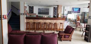 La sala de estar o bar de Hotel APM Punta Mogotes