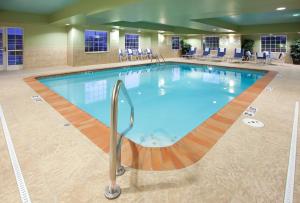 a large swimming pool in a hotel lobby at Holiday Inn Express - Columbus - Dublin, an IHG Hotel in Dublin