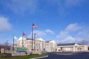 a building with two american flags in front of it at Holiday Inn Express - Columbus - Dublin by IHG in Dublin