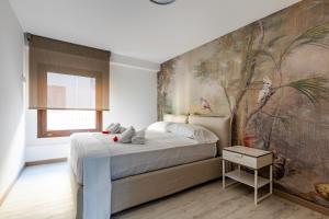 Schlafzimmer mit einem Bett mit Wandgemälde in der Unterkunft Palermo Blu - Palazzo Quaroni in Palermo