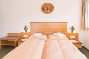 A bed or beds in a room at Haus Dorferstuck