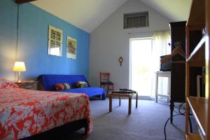 a bedroom with a bed and a blue wall at Estancia San Pedro in Colonia del Sacramento