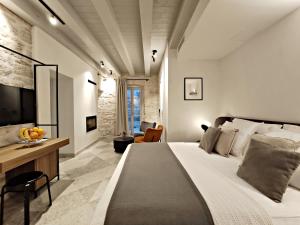 - une chambre avec un grand lit et une télévision dans l'établissement Zuviteo Residence, à Korčula