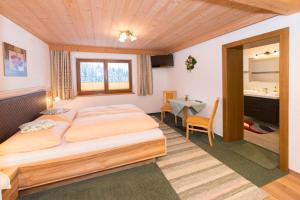 A bed or beds in a room at Haus Dorferstuck