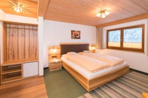 A bed or beds in a room at Haus Dorferstuck