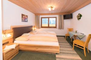 A bed or beds in a room at Haus Dorferstuck