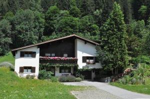 ein Haus mit Blumen auf der Seite in der Unterkunft Pfeifer Birgitt in Sankt Gallenkirch